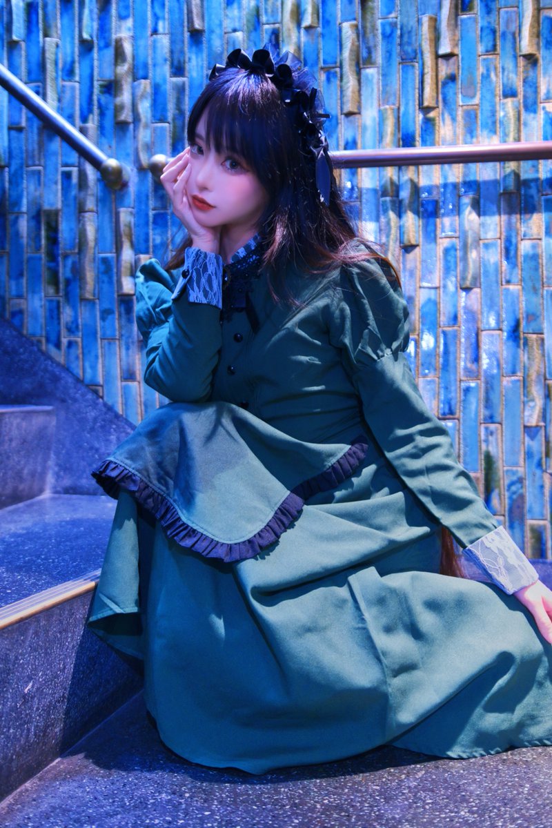 yutak2photo's tweet image. 2025-11 しろさき（@saki_castle）さん
無知バー その2

冷たい青。
座ってるだけで、近づけなくなる。
※掲載確認済
#しろさき #Halloween #ポートレート