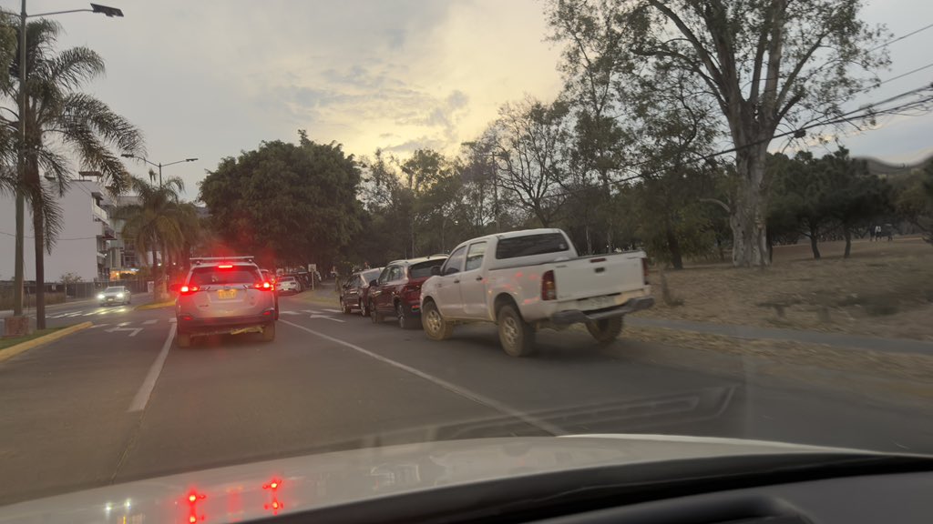 ffamosoc's tweet photo. Buenas tardes @MovilidadZap será posible que programen una vueltita a Economos desde independencia hasta el centro acuático (panamericano) a quitar a los mal estacionados y con eso tener la movilidad que se podria?? 
Cc @Trafico_ZMG @quierotv_gdl @wradiogdl https://t.co/EszYHL7uKd