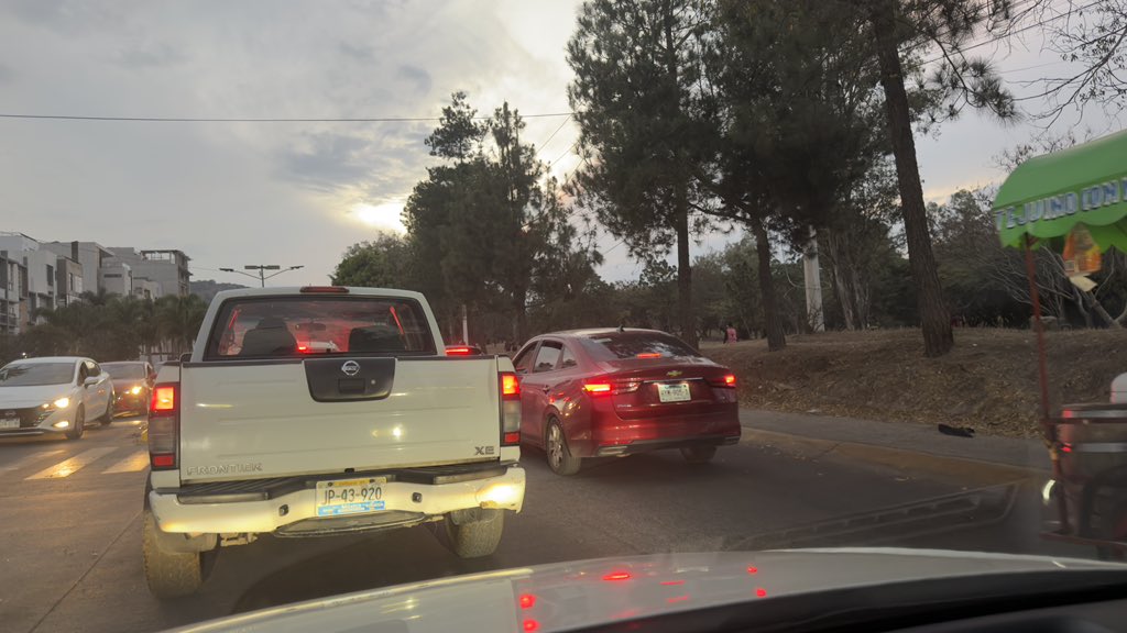 ffamosoc's tweet photo. Buenas tardes @MovilidadZap será posible que programen una vueltita a Economos desde independencia hasta el centro acuático (panamericano) a quitar a los mal estacionados y con eso tener la movilidad que se podria?? 
Cc @Trafico_ZMG @quierotv_gdl @wradiogdl https://t.co/EszYHL7uKd