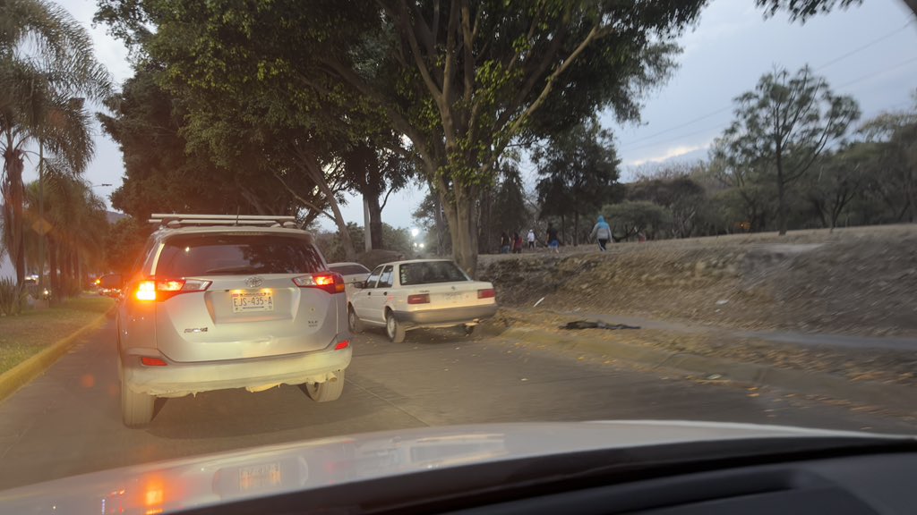 ffamosoc's tweet photo. Buenas tardes @MovilidadZap será posible que programen una vueltita a Economos desde independencia hasta el centro acuático (panamericano) a quitar a los mal estacionados y con eso tener la movilidad que se podria?? 
Cc @Trafico_ZMG @quierotv_gdl @wradiogdl https://t.co/EszYHL7uKd