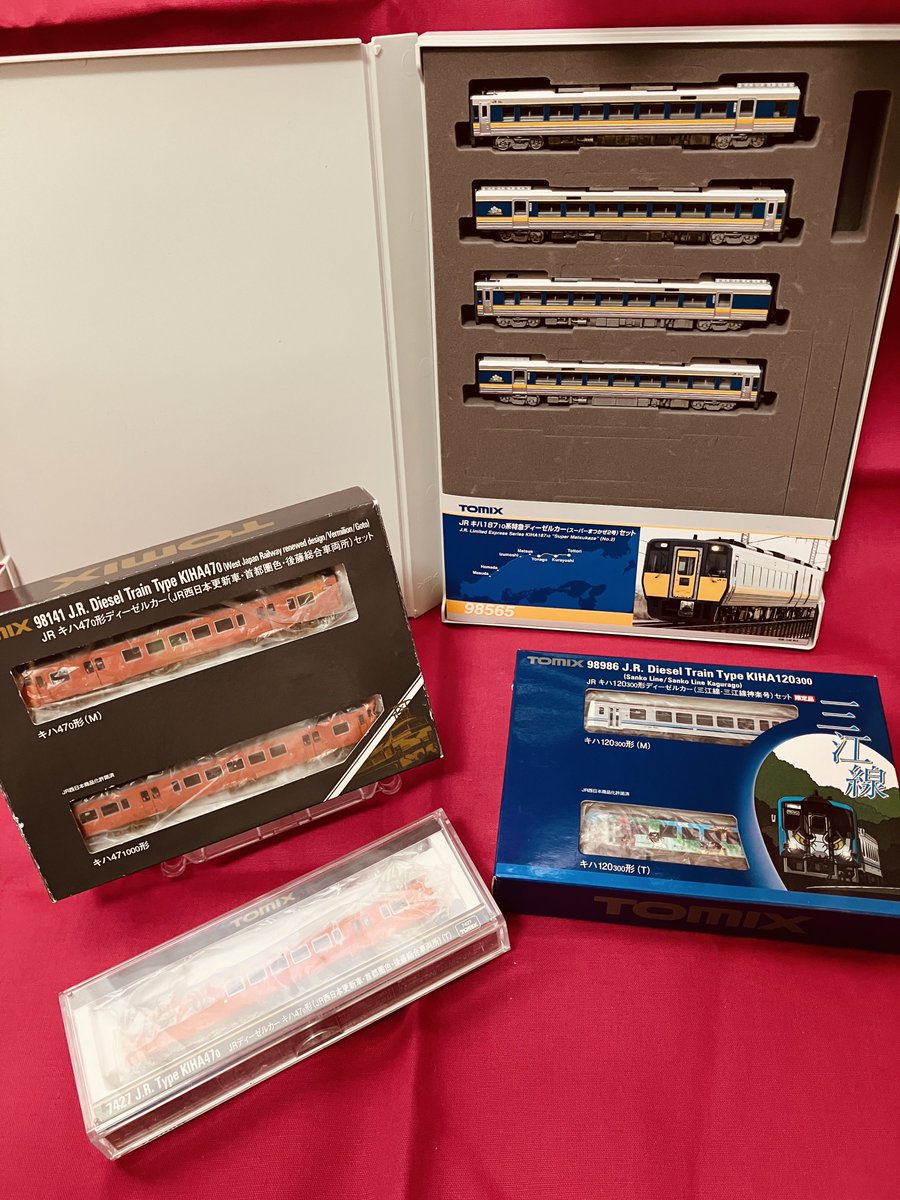KANSAIX14's tweet photo. サークル共有のNゲージ

今後の展示(静態･動態含む)に運用するため導入したものになります。ゆきのしたには電車･ごぼしゃんは気動車を管理で、現在は山陰本線をイメージしたジオラマ制作中で自然と後藤総合車両所になっています。

頒布活動が終了したあともこちらの活動は継続する見込みです。 https://t.co/IVyUubOsWY