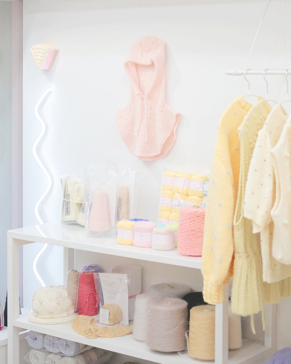 AND WOOLさん <a href="/andwoolwool/">and_wool</a> 
アルパカモヘヤは
モヘヤ好きのわたしたちには
たまらぬ素材🤍

アルパカ🦙混で
保温性が高く
すこし太めで編みやすいのも
嬉しいポイント☝️

そんな素敵糸で
新しいキットが登場です。

池上舞ちゃん
<a href="/pascal_ikgm/">池上舞</a>の
ミルキーフーディーです。
chocoshoe.net