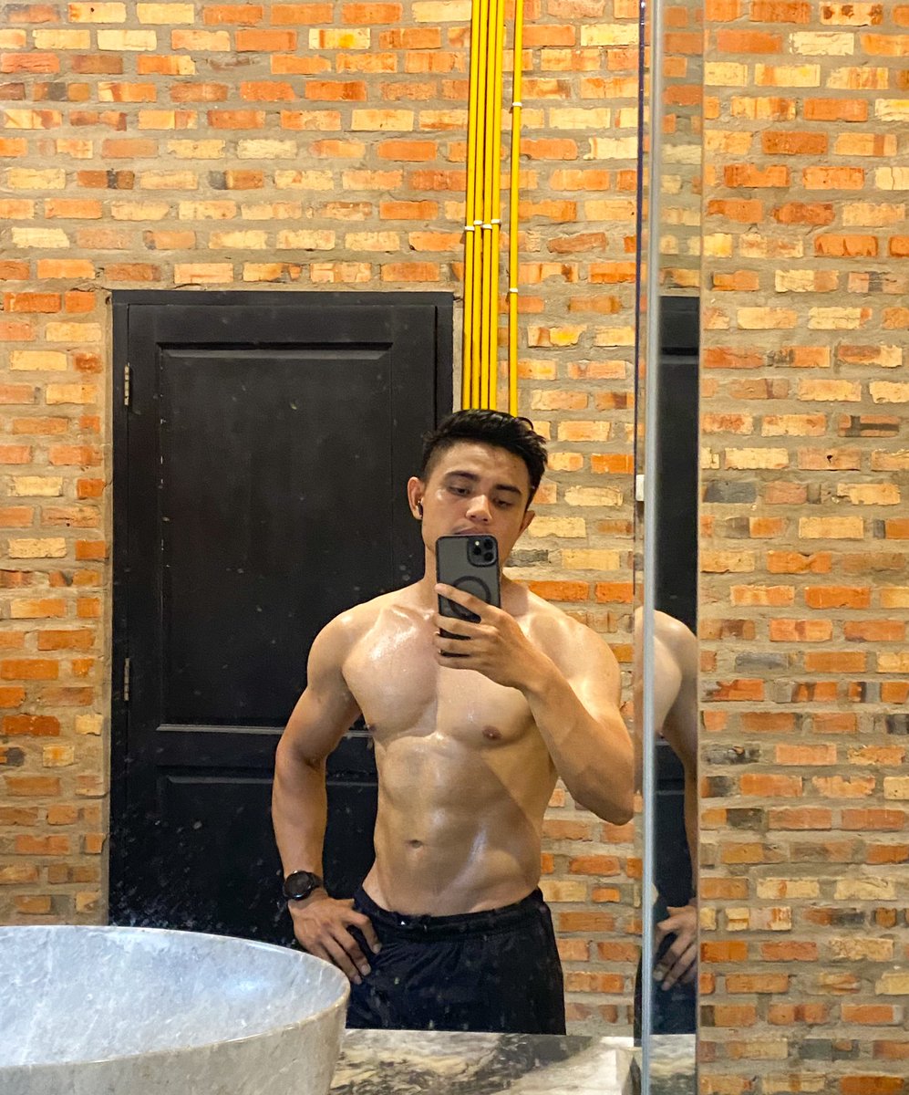 echoesofstatic_'s tweet photo. The face vs the body https://t.co/bXlklpLihi