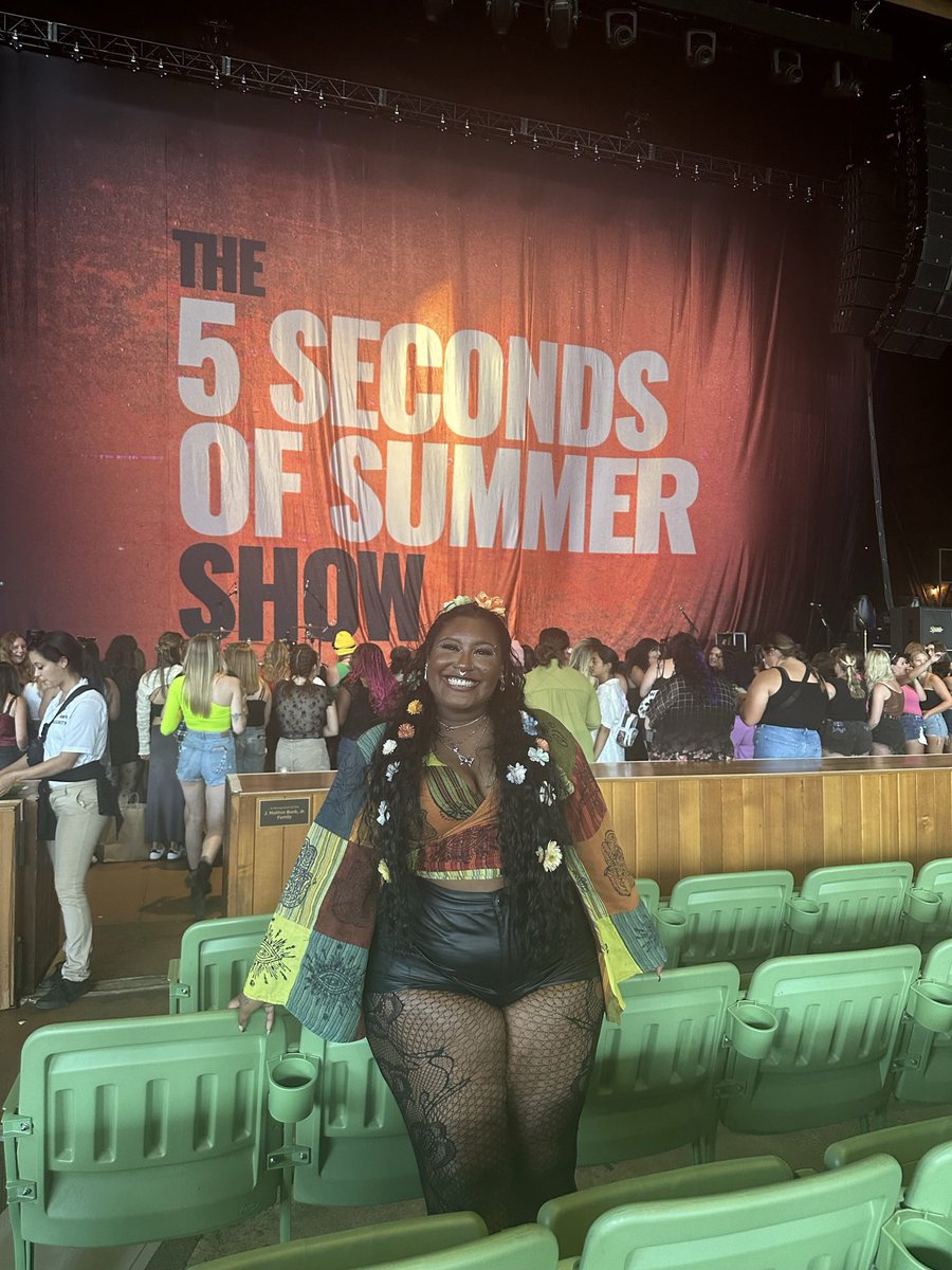 mikey’s black wife 🎸⋆⭒˚.⋆ tweet media