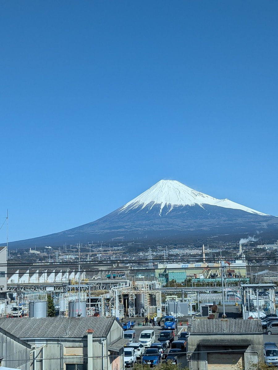 kuro_3229's tweet photo. この3週間で東京-大阪間を6往復ほどしてるけど、今日の富士山が一番キレイだった https://t.co/fobRLMO2Yi