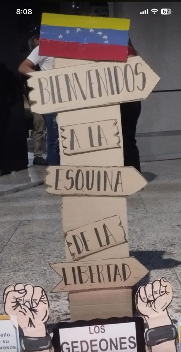 #4Mar #Vigilia 
<a href="/clippve/">Comité por la Libertad de los Presos Políticos</a>: VIGILIA | 55 días de oraciones El Helicoide 🙏🏼

Familiares de presos políticos resisten el cansancio y la incertidumbre, afirmando que no cesarán en su lucha hasta que todos los detenidos por motivos políticos estén en libertad. 

#QueSeanTodos