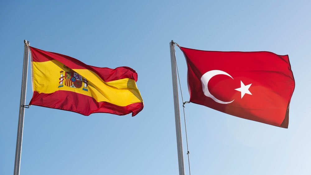 Sosyal medya, Türkiye ile İspanya arasında yeni bir gönül köprüsü inşa ediyor.

Türkiye’nin kendini ateş çemberinin dışında tutan politik zekası ile İspanya’nın haydut devletlere asil direnişi, kalpleri birleştirdi.

Karşılıklı güzellemeler birbirini izliyor.

Savaş ortamında