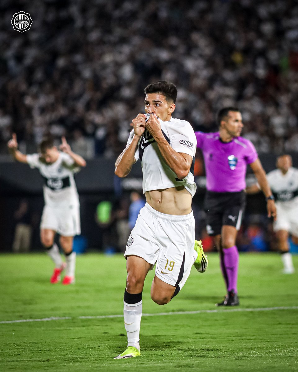 Primera pelota que le llega bien y el tipo la baja, mete un golazo y besa el escudo en el festejo. 
OLIMPISTA HASTA LOS HUESITOS 🤍🖤