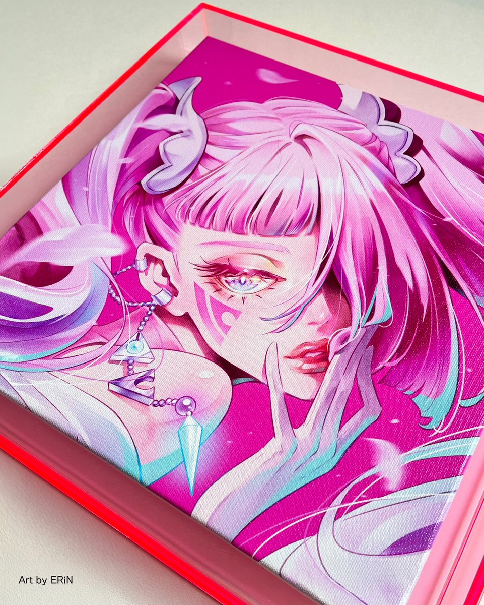takiartframe's tweet photo. イラストレーター ERiNとのコラボレーション第一弾が完成しました。

アートカプセルの中に現れた彼女は、ここから始まる異世界の物語の主人公。フレームという枠を超えて、私たちを新しい次元へと誘うゲートが誕生した瞬間です。彼女はどんなキャラクターなのか？！ https://t.co/PS958wGqc0