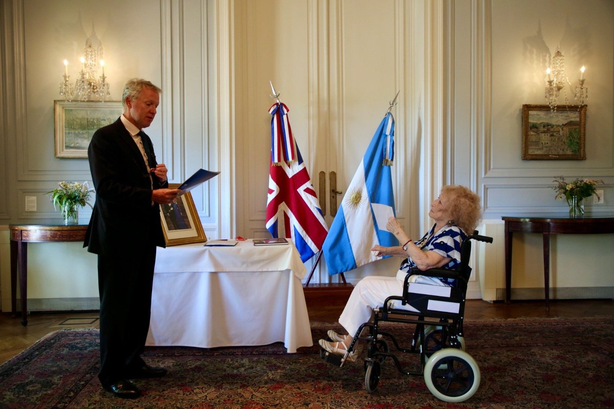 somoscorta's tweet photo. La foto de Bertha Lax, la mujer argentina de 100 años que se convirtió en la persona de mayor edad en recibir la ciudadanía británica.

https://t.co/RQppoDghgB