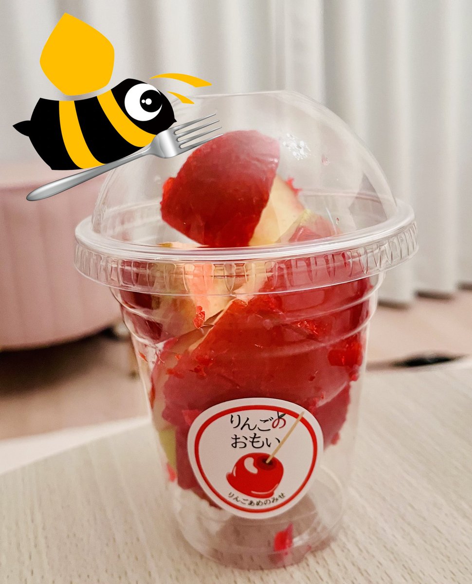 おつこんびー！ 今日のおやつはりんご飴！🍎 飴で甘さが増してて