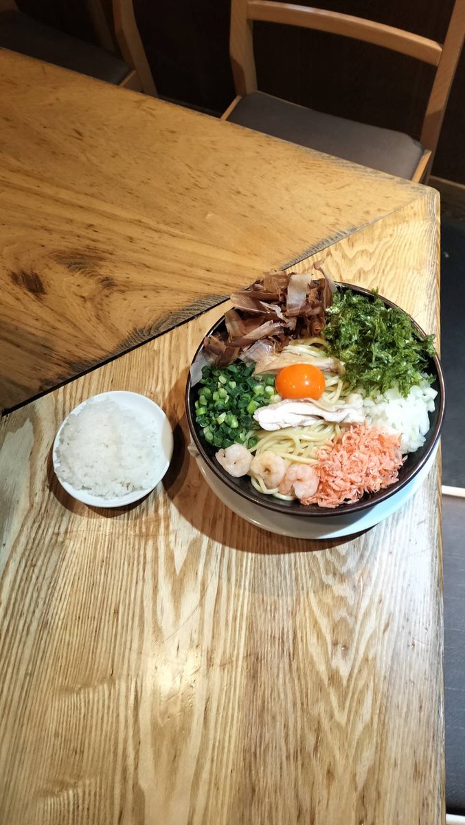 jinya2016's tweet photo. 🦐3月限定🦐
海老好きのための一杯

エビ塩ラーメン 1200円 特級エビ塩ラーメン 1550円 （肩ロース・鶏ムネ・メンマ） ※細麺おすすめ
3/8〜 ・エビ油そば（追い飯付き）1100円 ・特級エビ油そば 1550円 ※太麺おすすめ
大量の海老から旨味を抽出 海老の香りがすごい一杯です🦐  #限定ラーメン https://t.co/B442u2qEyL