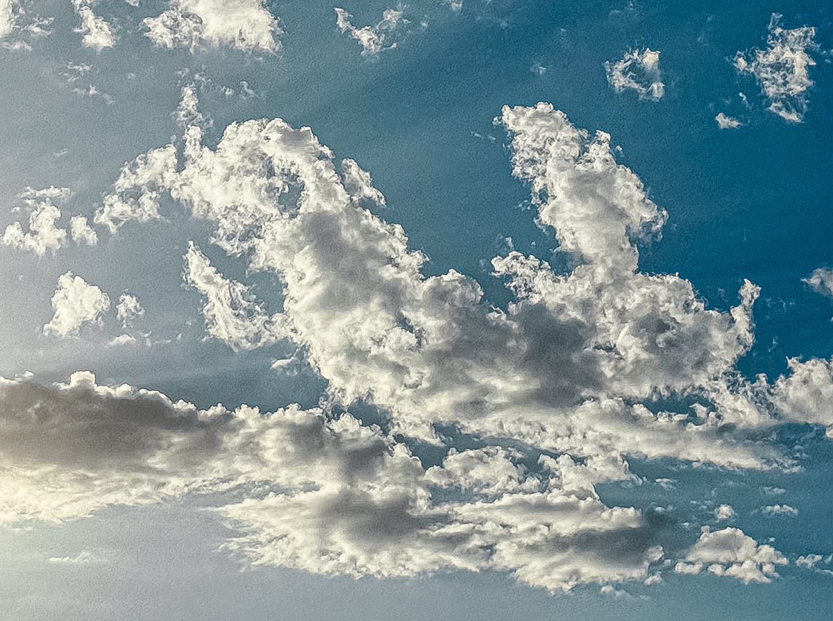 vx11i1's tweet photo. مغرمه بتصوير الغيم ☁️🌙 https://t.co/5WPhq7qCwl