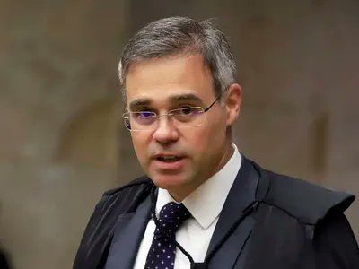 POIS É, LAURO JARDIM.

Passou anos atacando BOLSONARO e foi justamente o ministro indicado por ele que impediu que você tomasse um pau e perdesse todos os dentes da boca.

Se ainda estivesse nas
mãos do TOFFOLI, vai saber...