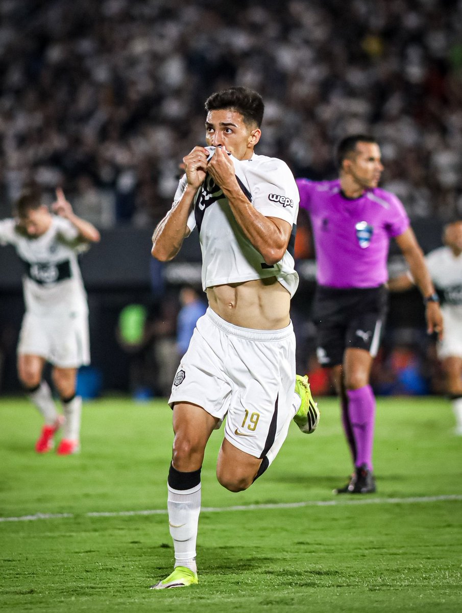 😘 RUBÉN LEZCANO BESÓ EL ESCUDO DEL #OLIMPIA EN SU PRIMER GOL INTERNACIONAL CON EL CLUB DE SU VIDA 🤍🖤

-#RamiroArandafutbolpy