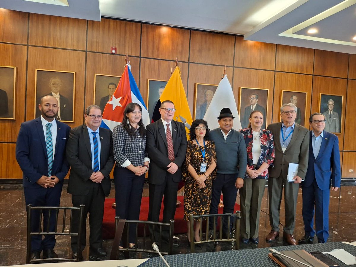 La Revolución Ciudadana visitaba con mucha frecuencia la embajada de Cuba, también era invitado de lujo de ellos en la Asamblea Nacional.

Hoy fueron descubiertos quemando información y estarían espionando para desestabilizar el país.