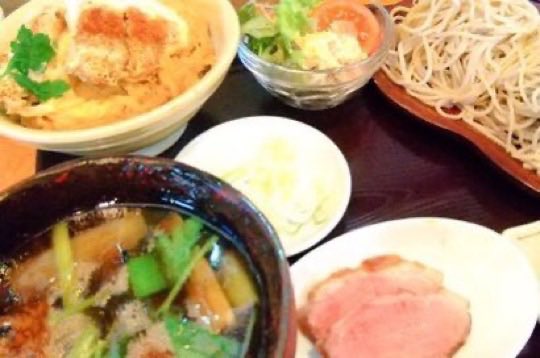 Syougetsu_Soba's tweet photo. #ﾊﾞﾀｰｶｽﾃﾗ 感謝
🎎#桃の節句 ☔️貴重🧅🥕🥔🍅

先日ｶﾗXご提案実践「本日限定ございます
季節&amp;旬登場Xお知らせ

5🈺#かつ丼・木曜本日限定ﾒﾆｭｰ・単品・ｾｯﾄ
🌤️強風🌬️お気をつけて

#ランチ
#鴨のﾛｰｽﾄとﾂｸﾈ自家製 
#つけ麺
#そば
#手打ちニハ
#石臼微分挽き自家製麺
#辛肉
#足立区 https://t.co/p8MaJfzozG
