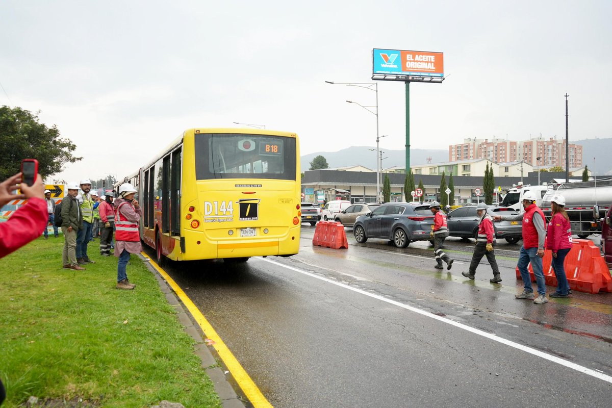 OrlandoMolanoP's tweet photo. ¡Cumplida su instrucción, alcalde @CarlosFGalan!

Hoy, estuvimos presentes en la AutoNorte con calle 183, habilitando los carriles de tráfico mixto de ambos sentidos, que habíamos cerrado para adelantar las obras de la ampliación de las estaciones de TransMilenio Calle 187 y Terminal, donde instalamos más de 1200 pilotes, fortaleciendo el suelo para el paso de buses articulados y tráfico mixto. 

Esta devolución de carriles beneficiará a más de 40 000 vehículos por sentido que pasan a diario en este corredor. 

Los trabajos de ampliación de estas dos estaciones continúan y próximamente serán entregadas para beneficiar la experiencia de los usuarios de @Transmilenio. 

Seguimos trabajando para mejorar la movilidad, la seguridad y la calidad de vida de todos los bogotanos.