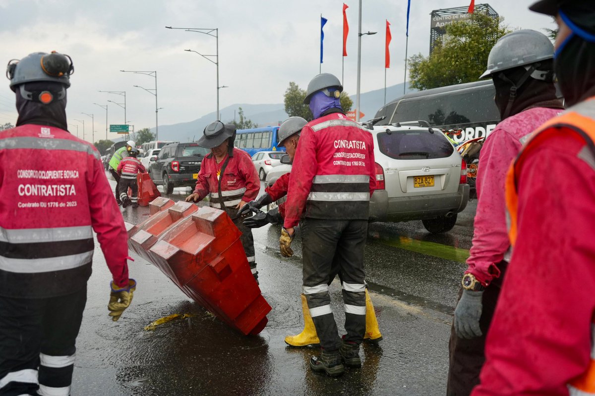 OrlandoMolanoP's tweet photo. ¡Cumplida su instrucción, alcalde @CarlosFGalan!

Hoy, estuvimos presentes en la AutoNorte con calle 183, habilitando los carriles de tráfico mixto de ambos sentidos, que habíamos cerrado para adelantar las obras de la ampliación de las estaciones de TransMilenio Calle 187 y Terminal, donde instalamos más de 1200 pilotes, fortaleciendo el suelo para el paso de buses articulados y tráfico mixto. 

Esta devolución de carriles beneficiará a más de 40 000 vehículos por sentido que pasan a diario en este corredor. 

Los trabajos de ampliación de estas dos estaciones continúan y próximamente serán entregadas para beneficiar la experiencia de los usuarios de @Transmilenio. 

Seguimos trabajando para mejorar la movilidad, la seguridad y la calidad de vida de todos los bogotanos.