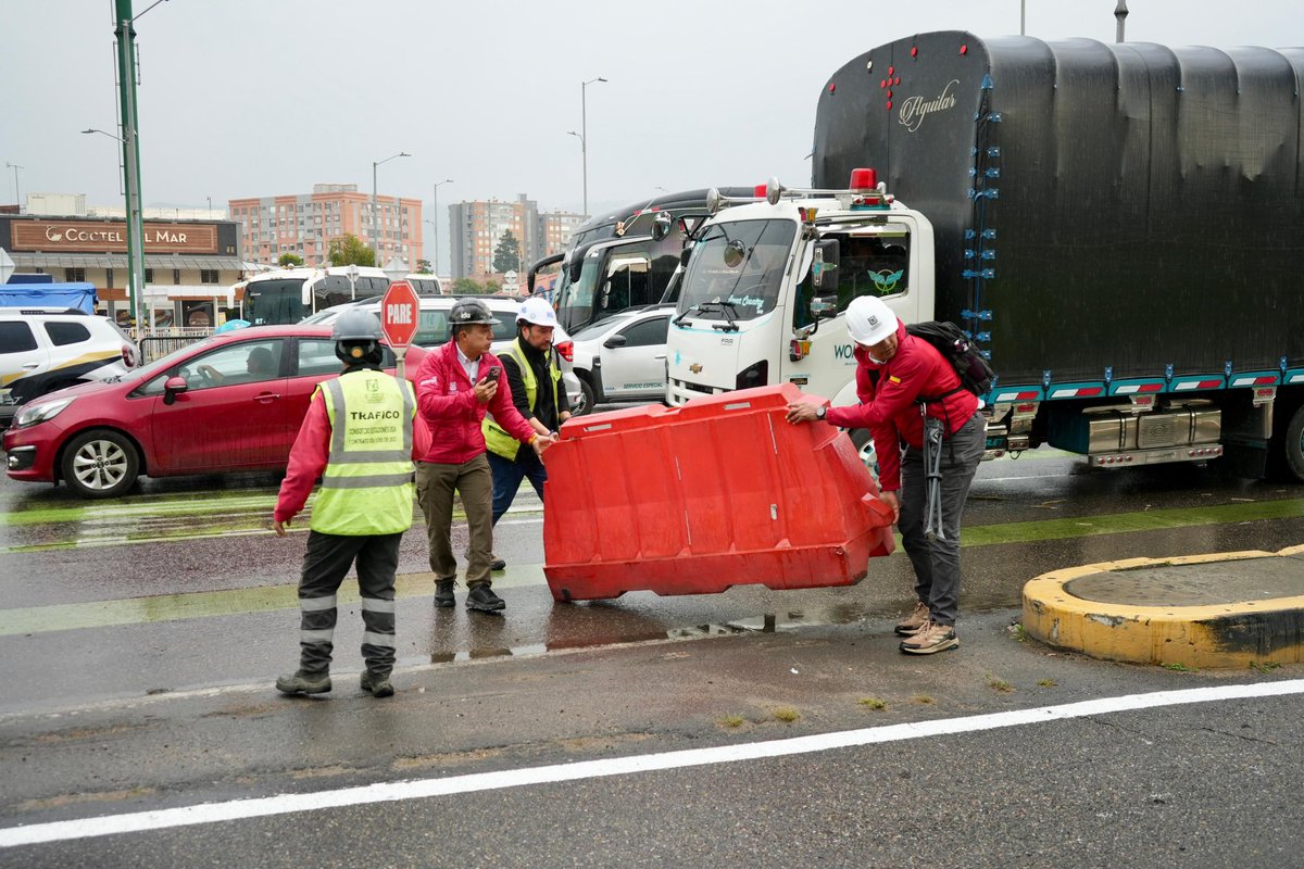 OrlandoMolanoP's tweet photo. ¡Cumplida su instrucción, alcalde @CarlosFGalan!

Hoy, estuvimos presentes en la AutoNorte con calle 183, habilitando los carriles de tráfico mixto de ambos sentidos, que habíamos cerrado para adelantar las obras de la ampliación de las estaciones de TransMilenio Calle 187 y Terminal, donde instalamos más de 1200 pilotes, fortaleciendo el suelo para el paso de buses articulados y tráfico mixto. 

Esta devolución de carriles beneficiará a más de 40 000 vehículos por sentido que pasan a diario en este corredor. 

Los trabajos de ampliación de estas dos estaciones continúan y próximamente serán entregadas para beneficiar la experiencia de los usuarios de @Transmilenio. 

Seguimos trabajando para mejorar la movilidad, la seguridad y la calidad de vida de todos los bogotanos.