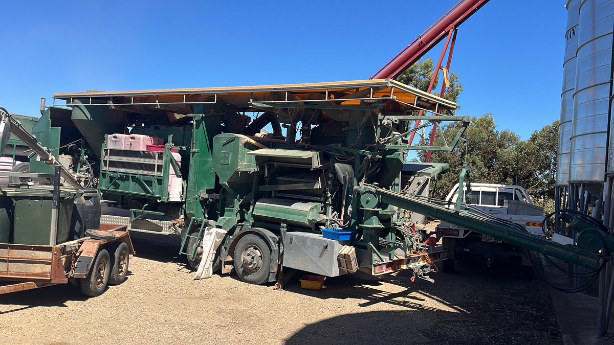 RichardKonzag's tweet image. #Victrato going on the durum seed. Wow I hope it works. $$$$$ @walcoseedau 
@theGRDC 
#plant16