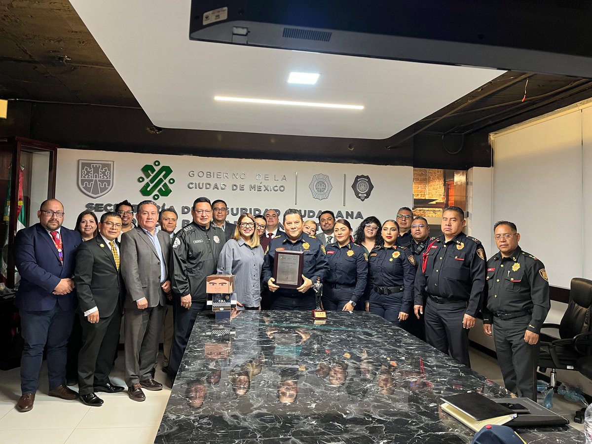 ConocerMx's tweet photo. Profesionalizar 🎓y certificar las competencias del personal de seguridad brinda tranquilidad, fortalece las instituciones y mejora la atención. ✅

Uniendo esfuerzos con la @PBI_SS 🛡️impulsamos🚀 la certificación de competencias para la protección de las personas y su patrimonio 📜.