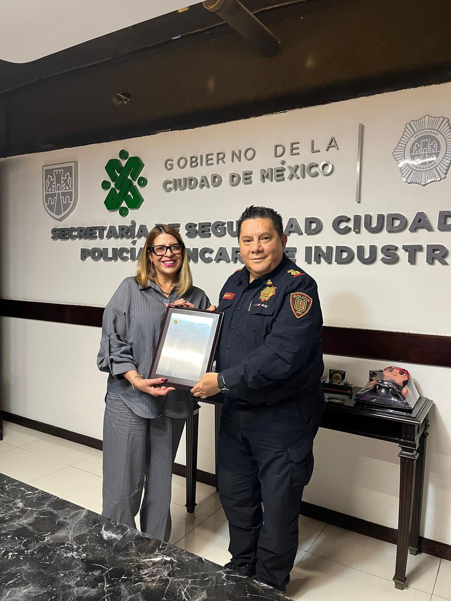 ConocerMx's tweet photo. Profesionalizar 🎓y certificar las competencias del personal de seguridad brinda tranquilidad, fortalece las instituciones y mejora la atención. ✅

Uniendo esfuerzos con la @PBI_SS 🛡️impulsamos🚀 la certificación de competencias para la protección de las personas y su patrimonio 📜.