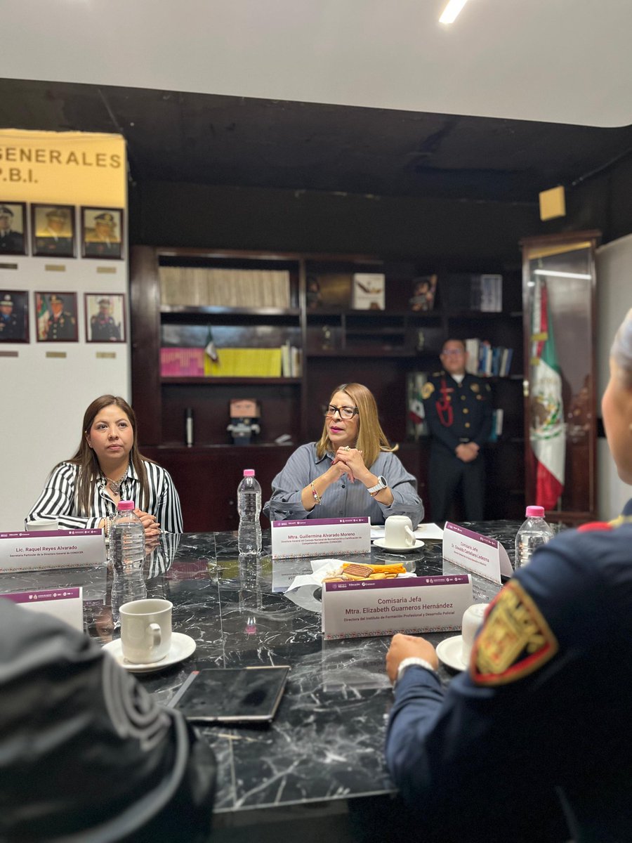 ConocerMx's tweet photo. Profesionalizar 🎓y certificar las competencias del personal de seguridad brinda tranquilidad, fortalece las instituciones y mejora la atención. ✅

Uniendo esfuerzos con la @PBI_SS 🛡️impulsamos🚀 la certificación de competencias para la protección de las personas y su patrimonio 📜.