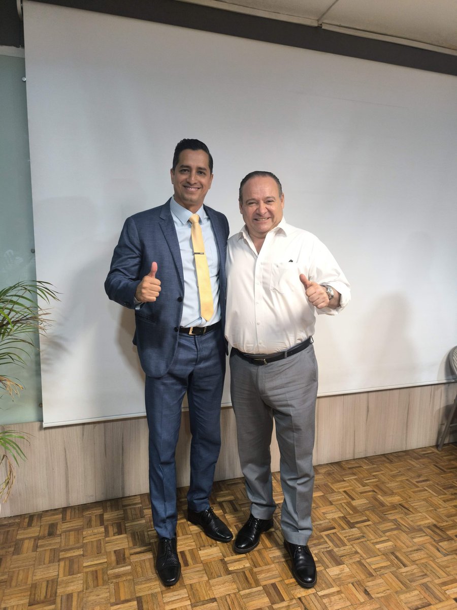 AlexTopete1's tweet photo. Reunión de amigos junto a el maestro @AlbertoUribeC gracias por dejarnos conocerte y ver tu lado humano sin duda uno de los mejores líderes para GDL https://t.co/DMsrEQgLKY