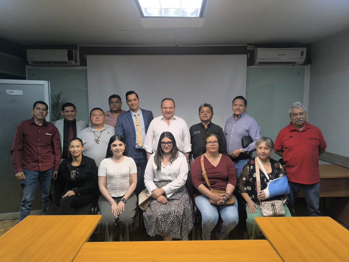 AlexTopete1's tweet photo. Reunión de amigos junto a el maestro @AlbertoUribeC gracias por dejarnos conocerte y ver tu lado humano sin duda uno de los mejores líderes para GDL https://t.co/DMsrEQgLKY