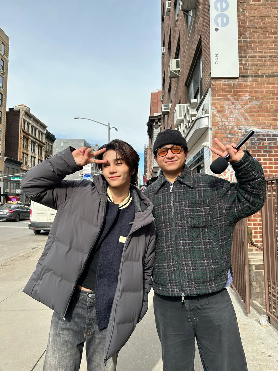 jeffsaturbrasil's tweet image. LINDOS! #JeffSatur com o criador de conteúdo e influenciador, Shan Rizwan, pelas ruas de Nova York. 

#Saturdayss #StudioOnSaturn 
(Reprodução: shanonthestreet)