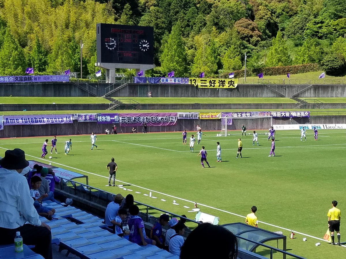 sidmer352's tweet photo. 藤枝って

・既に近隣クラブ(清水・磐田)のサポーターである人が多い
・他の地方クラブが躍進する時のような「サッカーを初めて見に行くような人が起こすブーム」が起きづらい
・サッカーに口うるさい人たちを満足させるハードルの高さ

というサッカーが盛んすぎる街であるが故に逆にハンデ抱えている中でホントよく頑張ってると思いますよ。

もちろん、本気で上を目指すなら足りないところは色々あるけど。
