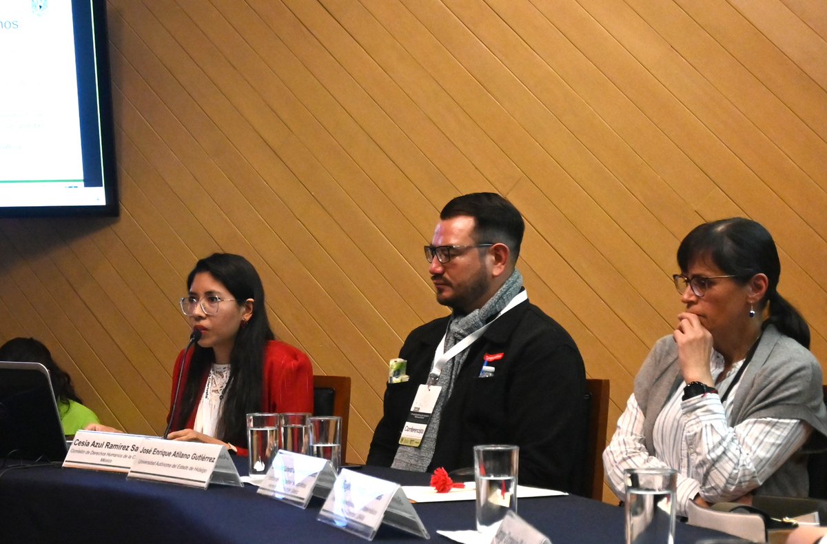 CDHCMX's tweet photo. Cesia Ramírez, de la Dirección Ejecutiva de Investigación e Información en Derechos Humanos de la #CDHCM, participó en la Jornada Académica de Cooperación Biblioteca-Editorial, donde presentó #métodhos, revista de investigación aplicada en #DDHH, y las alianzas para su difusión. https://t.co/6TgmfnXN9A
