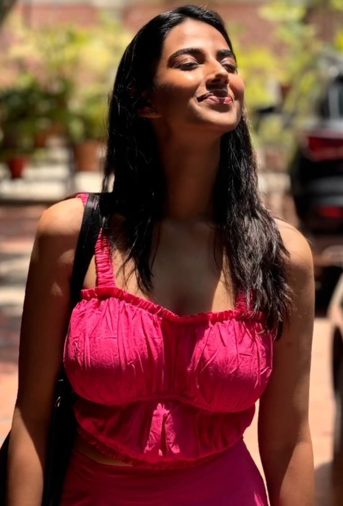 Aunty_lvr's tweet photo. Uffff that 2nd and 3rd Pic 🥵😩 https://t.co/LA1IbZwU7D