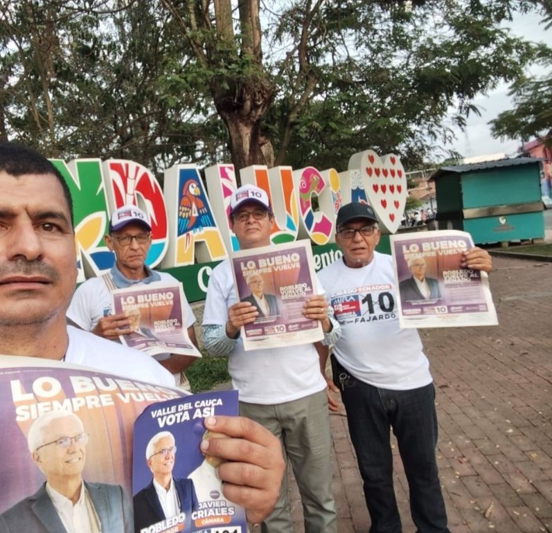 Segunda jornada en Andalucia valle con el profesor Ovidio Tamayo campaña <a href="/JERobledo/">Jorge Enrique Robledo Senado #10 Ahora Colombia</a> Senado #10  y cámara valle Dr Javier Criales #101. Próximamente estaremos en Guadalajara de Buga. A la presidencia vamos #AdelanteConFajardo.
<a href="/dignidadycomp/">Dignidad & Compromiso</a>
<a href="/gustavotrianasu/">Gustavo Triana</a>
<a href="/JhonsonTO/">Jhonson Torres Ortiz</a> <a href="/cmromeroh/">Clara Marcela Romero</a>