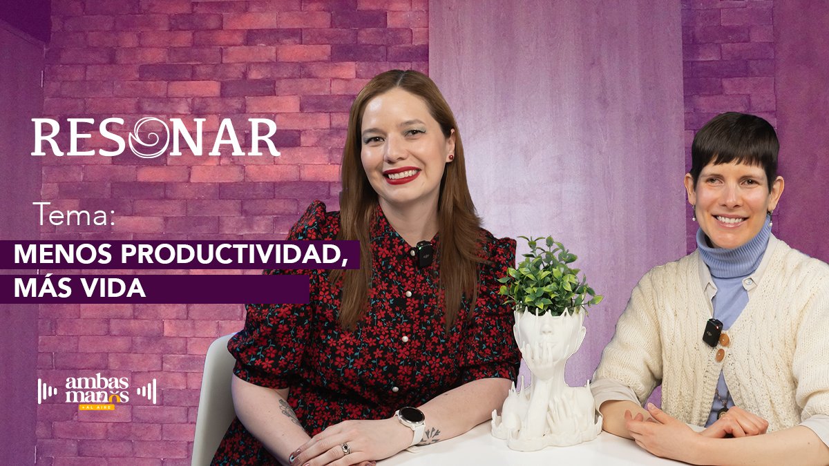 Ambas_Manos's tweet photo. 🔴¡Al Aire! #Resonar 🎙️✨

En este episodio, la conductora @Psicobetza conversa con Mariana López González sobre un tema que nos invita a reflexionar: “Menos productividad, más vida”.

Una charla profunda y necesaria para cuestionar el ritmo acelerado en el que vivimos y reconectar con lo verdaderamente importante. 💜

Escúchalo, compártelo y date permiso de hacer una pausa. https://t.co/CmO7fBhk3s 

#AmbasManosAlAire #AmbasManos #reflexion