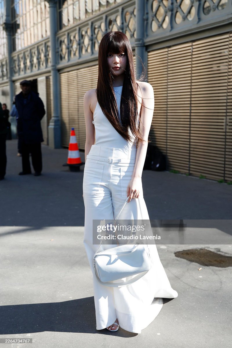 EUNCHAE at <a href="/CourregesParis/">courrèges</a> Paris Fashion Week | Getty Images (1/5)

— Photographed by Claudio Lavenia 📸 

HONG EUNCHAE FOR COURRÈGES PFW
#EUNCHAExCourreges
#EUNCHAExCourregesFW26
#HONGEUNCHAE #CourregesFW26 #Courreges