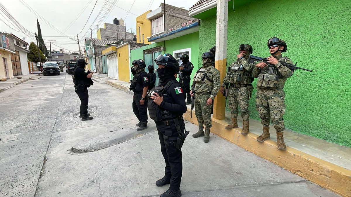 🚨¡Era una fábrica de equipo táctico para el crimen! 👮‍♂️ 💣 #Ecatepec  informó que la bodega en Santa María Chiconautla era un taller de chalecos,  cascos y uniformes clonados de la @SEMAR_mx