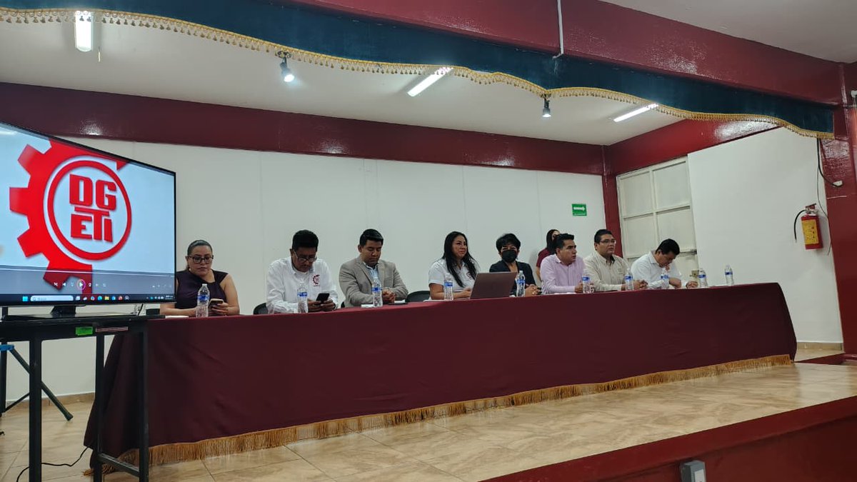 24_morelos's tweet photo. DGETI ABRE CONVOCATORIA DE INSCRIPCIÓN Y PRESENTA OFERTA EDUCATIVA EN MORELOS
La Dirección General de Educación Tecnológica Industrial (#DGETI) presentó su oferta académica de nivel medio superior en #Morelos para el próximo ciclo escolar, con más de 25 carreras técnicas en sus planteles del estado.
El subsistema cuenta con 11 planteles en la entidad. Algunos de alta demanda, como el #CBTis de #Tejalpa en #Jiutepec y el de #Cuautla, ya tienen cupo lleno, aunque aún hay espacios en #Tetecala, #Jojutla y #Cuernavaca.
La oferta incluye áreas tecnológicas como Robótica, #InteligenciaArtificial y #Ciberseguridad, y próximamente #ComercioElectrónico y #Logística.
El modelo permite cursar bachillerato y carrera técnica al mismo tiempo, además de participar en educación dual con empresas.
https://t.co/GXV8SrknI8