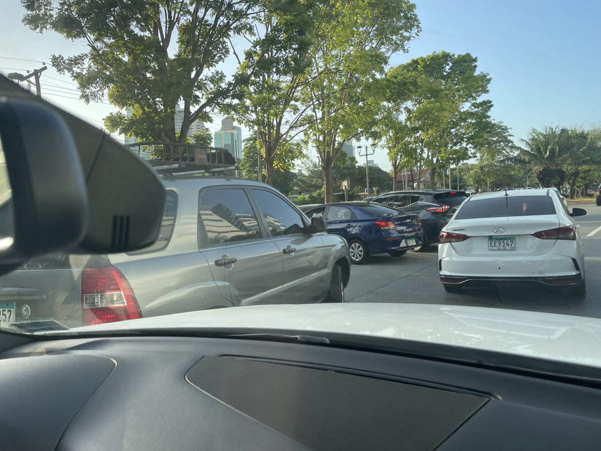 ⁦<a href="/ATTTPanama/">Autoridad del Tránsito</a>⁩ ⁦⁦<a href="/Mayer/">Mayer Mizrachi</a>⁩ ⁦<a href="/tvnnoticias/">TVN Noticias</a>⁩ ⁦<a href="/Panamaalcaldia/">Alcaldía de Panamá</a>⁩ ⁦<a href="/TraficoCPanama/">Tráfico Panamá</a>⁩ tenemos meses en Pta. Pfca. en frente al hospital denunciando a estos infractores que dan vuelta en U donde no se debe haciendo más congestión en la zona sin solución