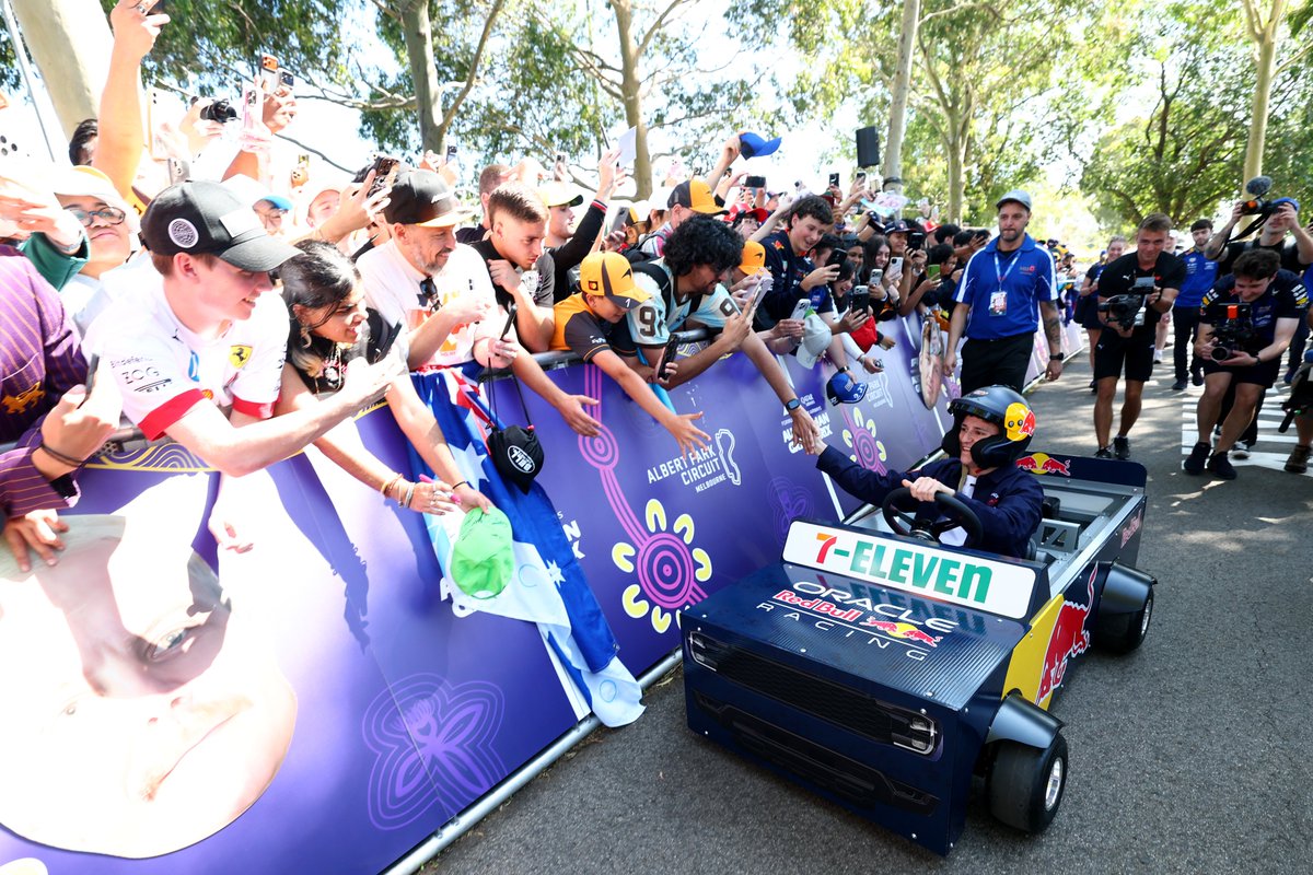 F1's tweet photo. Isack driving the Aussie fans wild 😍

#F1 #AusGP https://t.co/Ns0ek96NbA