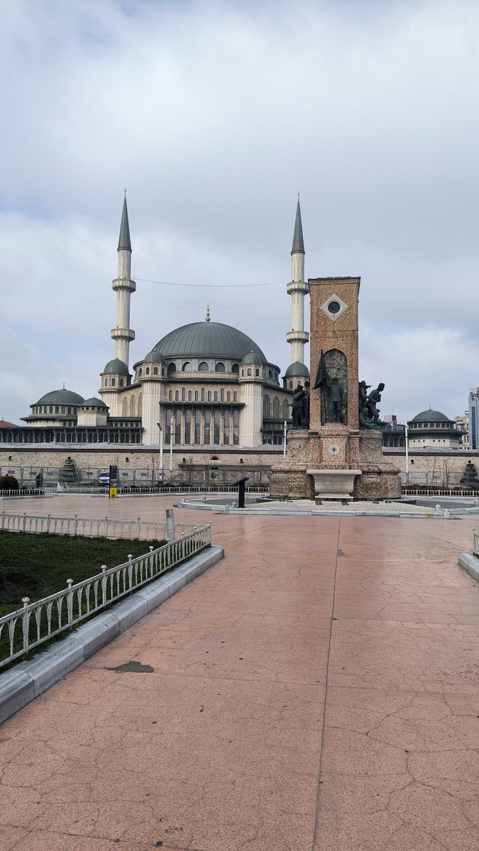 Honor a Turquía, estuve el año pasado en Estambul y el tiempo que estuve ahí todo el mundo me trató muy bien. Mucha más limpieza y seguridad que la mayoría de capitales "europeas". Además está llena de gatos que puedes acariciar 🐱