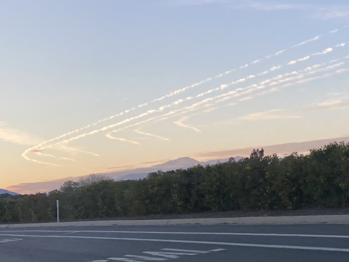 JKLiberty's tweet photo. Does this look produced by nature to you?  @RFKJr_Official 
When has “formation flying” been a part of this spray scheme?  They’re laughing at us. https://t.co/Fr4ZRfuqQt