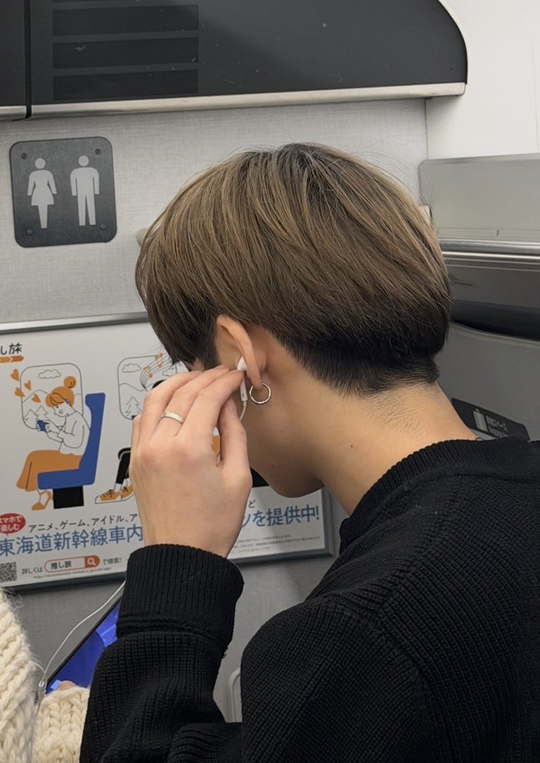 lilylvhoneyhun's tweet photo. our parents sharing their earphone is the cutest thingπππ
#GonHun https://t.co/aCl4yNM3mQ