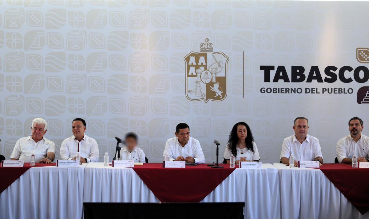 tsj_tabasco's tweet photo. Tabasco avanza en la dirección correcta para el fortalecimiento de su política de protección integral a favor de la infancia y adolescencia, puntualizó el gobernador Javier May Rodríguez, al encabezar este miércoles la sesión ordinaria del Sistema Estatal de Protección Integral de los Derechos de Niñas, Niños y Adolescentes (SIPINNA), a cuyo consejo consultivo se integraron miembros de la sociedad civil y el coordinador de los Servicios de Salud del IMSS Bienestar.

En la reunión, a la que acudieron la titular del DIF Tabasco, Aurora Raleigh de la Cruz y el presidente del Poder Judicial, Carlos Efrain Reséndez Bocanegra, se aprobaron nueve acuerdos que incluyen la validación del Programa Estatal de Protección Integral de los Derechos de Niñas, Niños y Adolescentes, cambios de las comisiones especializadas para evitar todo tipo de violencias y de atención a infantes migrantes y refugiados, así como el seguimiento al cumplimento de los derechos del niño, establecidos por la Organización de Naciones Unidas (ONU) . 

Estas acciones, dijo, son el reflejo de esta nueva visión preventiva, con enfoque de derechos alineado al marco jurídico estatal y los compromisos internacionales del Estado mexicano. Y exhortó a seguir trabajando con responsabilidad para que estos acuerdos generen resultados concretos en la vida de los menores tabasqueños.

Durante la sesión, la secretaria ejecutiva del sistema estatal, Patricia Alejandra Gutiérrez García, presentó un informe en el que destacó la participación del Poder Judicial en mesas interinstitucionales para establecer criterios de detección de casos de violencia en menores y el análisis de casos emblemáticos de estas agresiones.  

Finalmente, el niño Isaac de la Cruz Martínez indicó que al respetar las opiniones y propuestas de los menores se están construyendo programas que los toman en cuenta, lo que agradeció, porque permite trabajar con los adultos por su futuro. “Somos el presente y estamos presentes”, comentó.