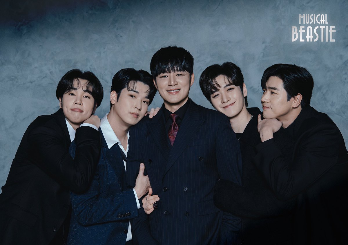 [뮤지컬 #비스티]

✶ 단체사진 공개 ✶

"나는, 너희들이랑, 내년에도 이 자리에서... 
꼭 함께하고 싶다!"

이재현 #김종구
김주노 #정민
알렉스 #노희찬
이승우 #조훈
강민혁 #홍기범
_
2026.3.11 - 6.7
링크아트센터 벅스홀