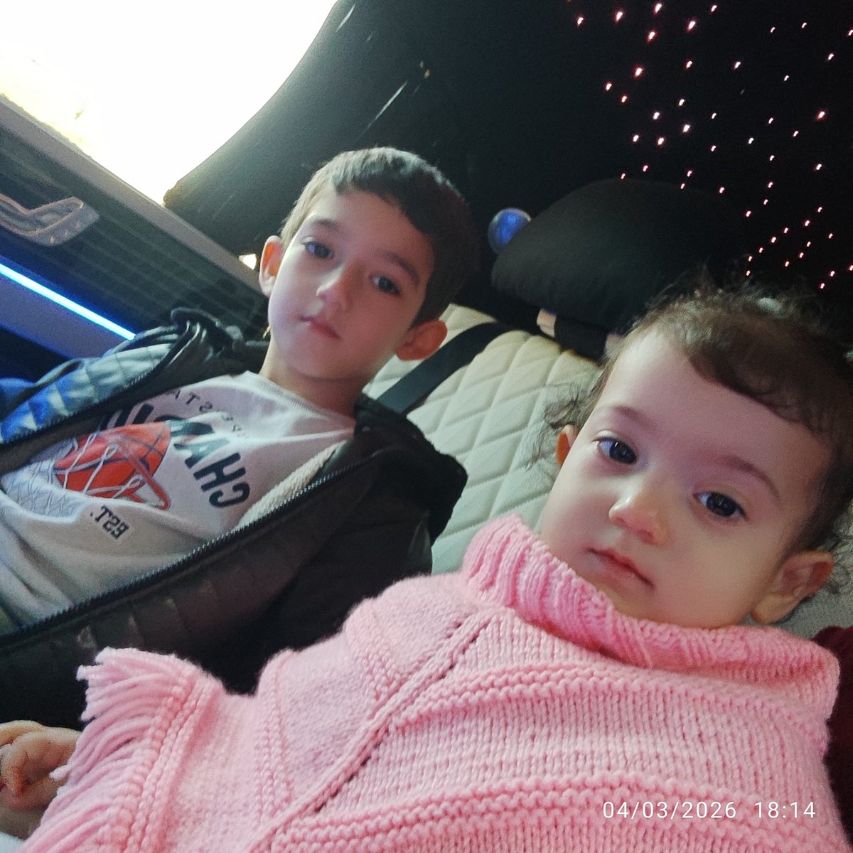 BurakAkaslan2's tweet photo. Yep  böyle yan yana olun 🤲
#benimkisibirpoyrazhikayesi🍃
#Pırılelam 🍯 https://t.co/byVleicQEa