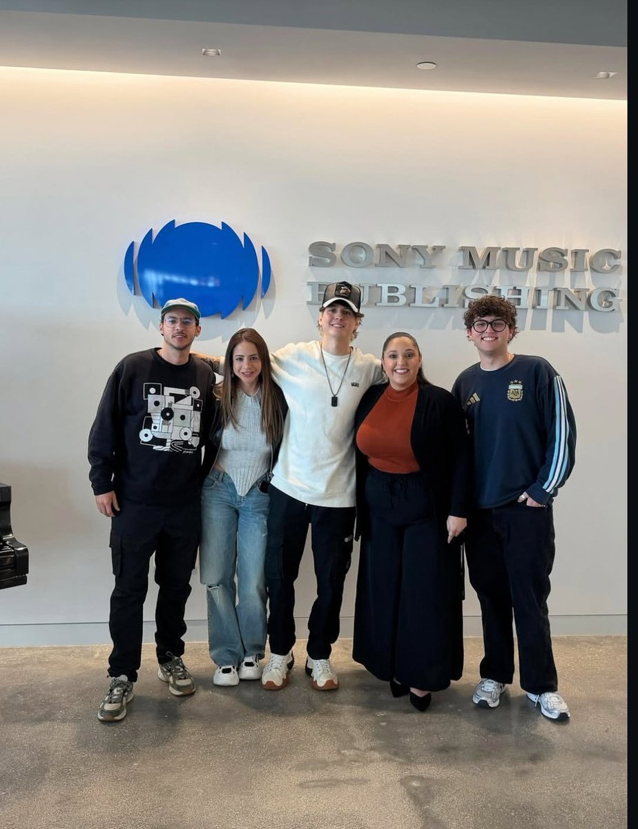 Será que hemos sido escuchadas y nuestro chiquito ya tiene una firma con Sony??? 🥹