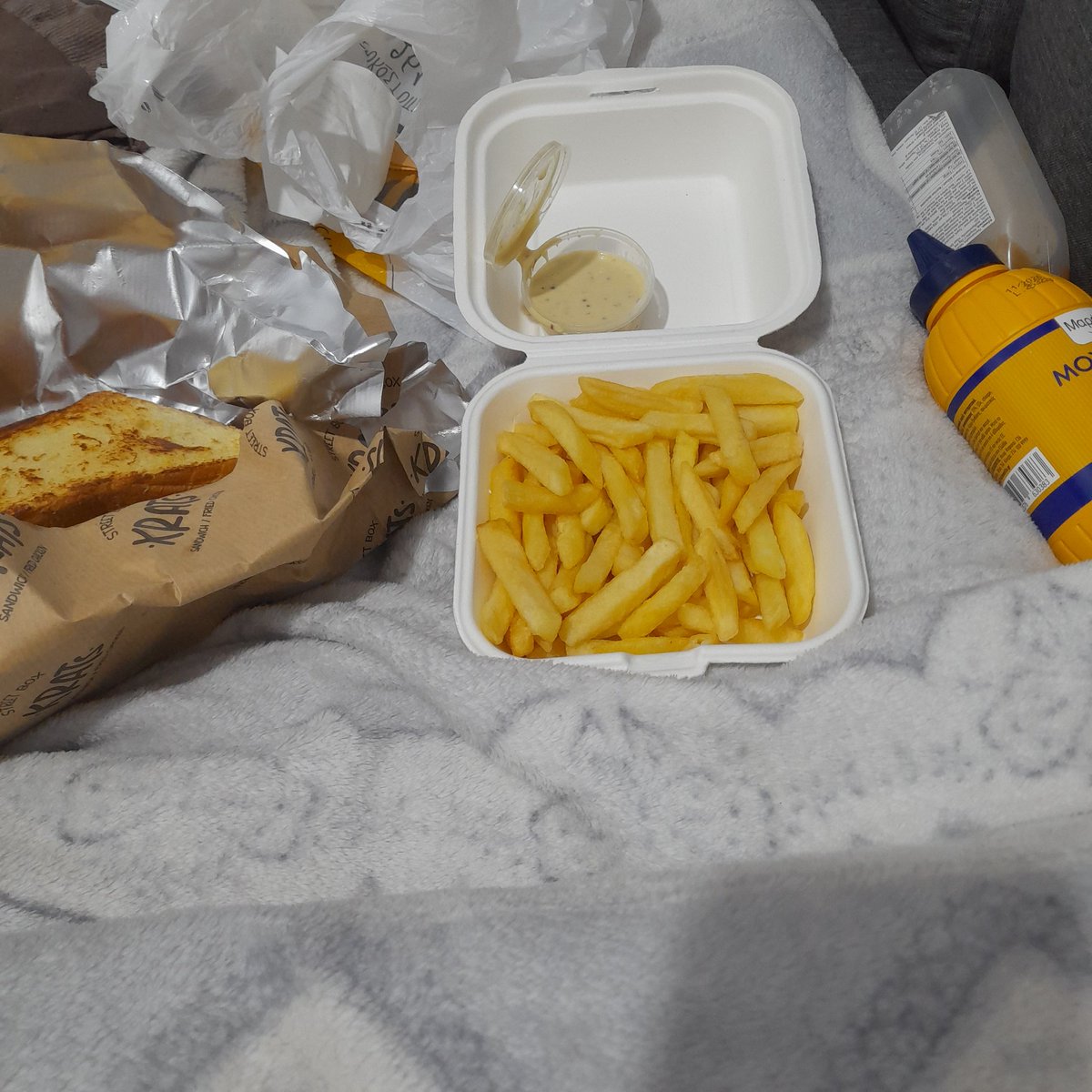 irlf4eri3's tweet photo. i hate myself so fucking much, why did i break my fast. ate a normal size dinner before these too. do i even want to lose weight atp all i do is eat https://t.co/2M8uTxQiu1