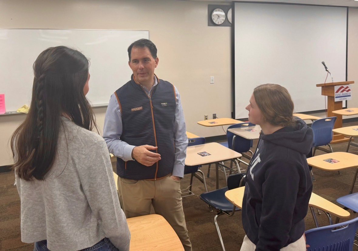 ScottWalker's tweet photo. It was great to talk with students at Arrowhead High School for @yaf https://t.co/NlUMvIuSkX